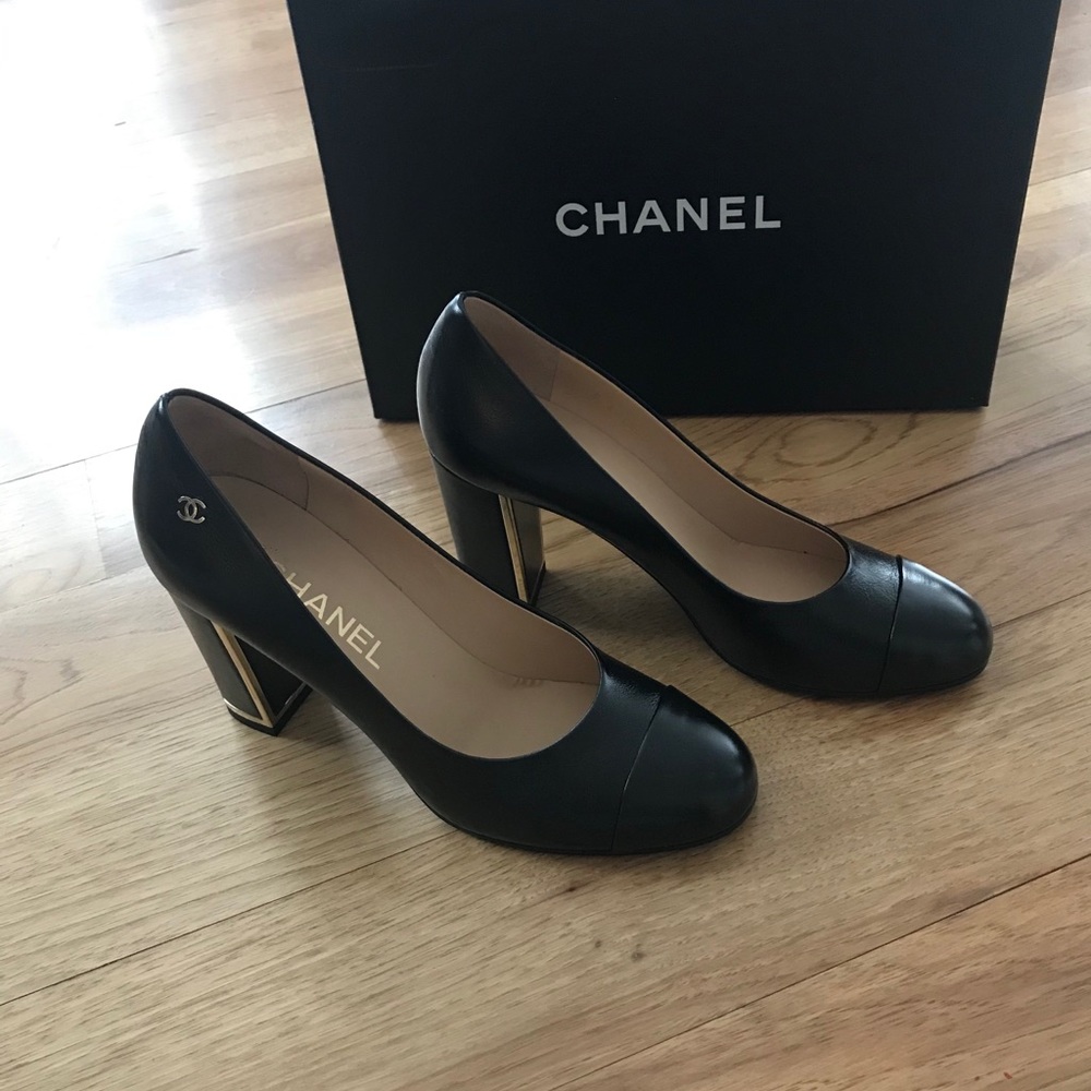 Chanel black pump